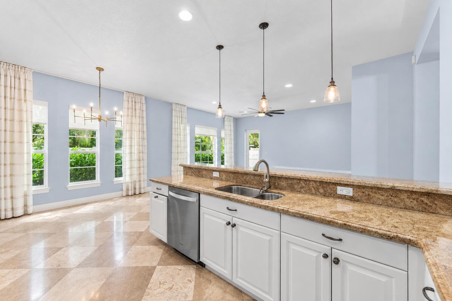 Bright Open-Plan Kitchen and Living Spac