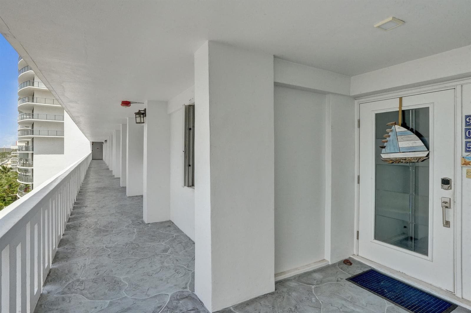 Entryway catwalk