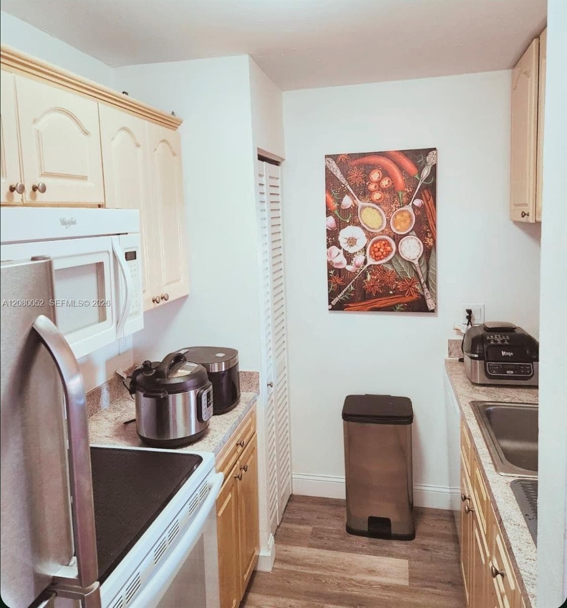 Lago Grande Condo · #54-22 in Hialeah - Photo 4