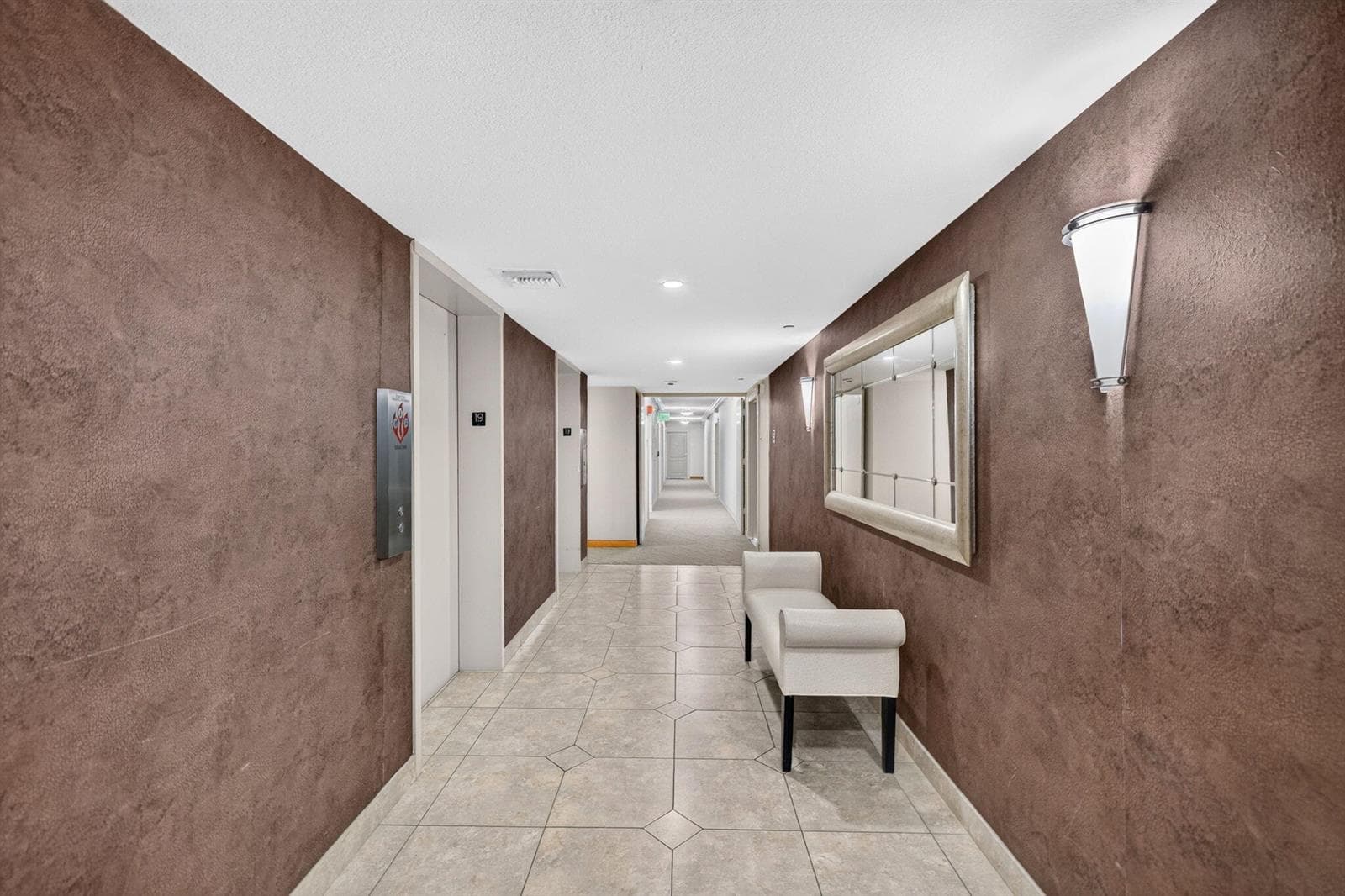 3675 1909 - Main Lobby
