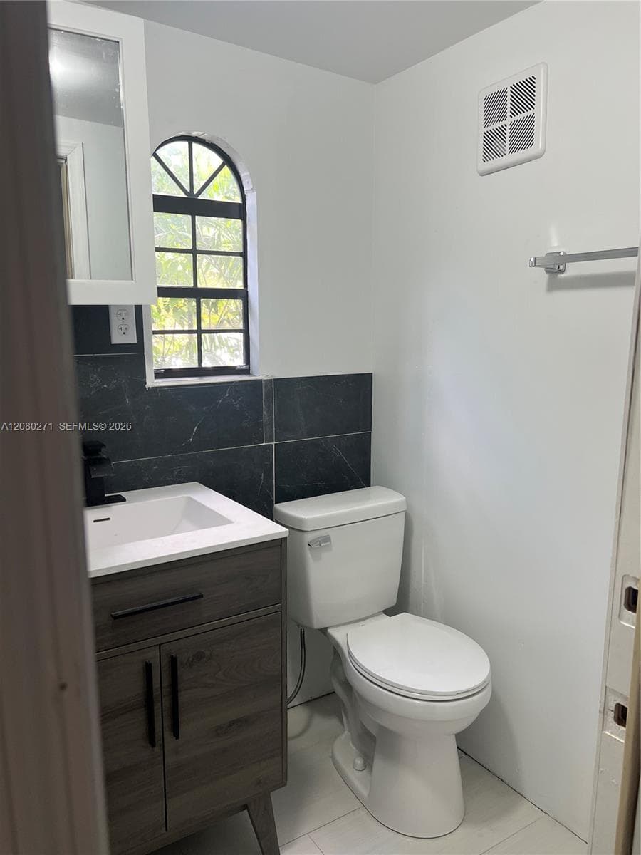 411 SW 1st St #2 photo 7