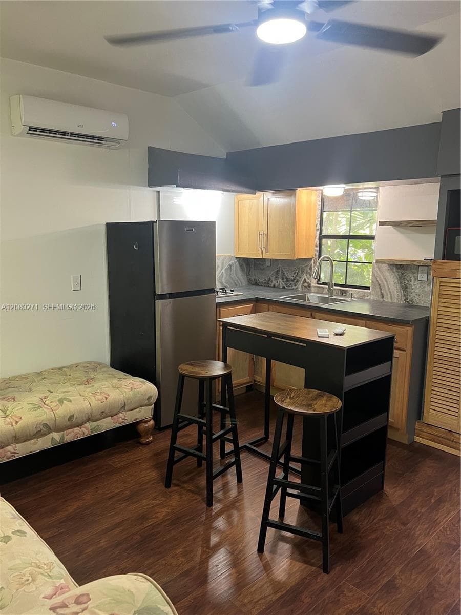 411 SW 1st St #2 photo 4