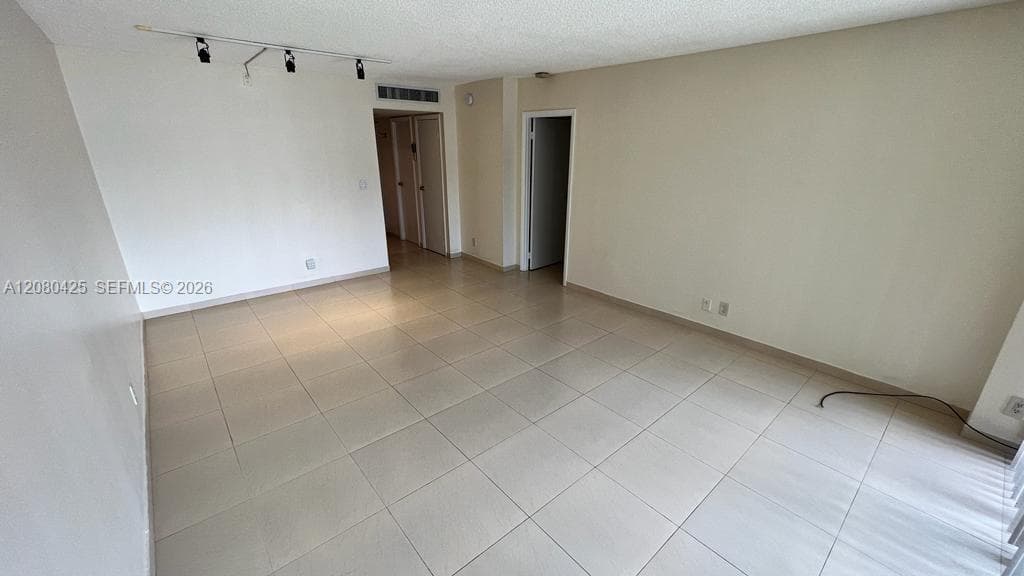 BISCAYA III CONDO · #204 in Aventura - Photo 4