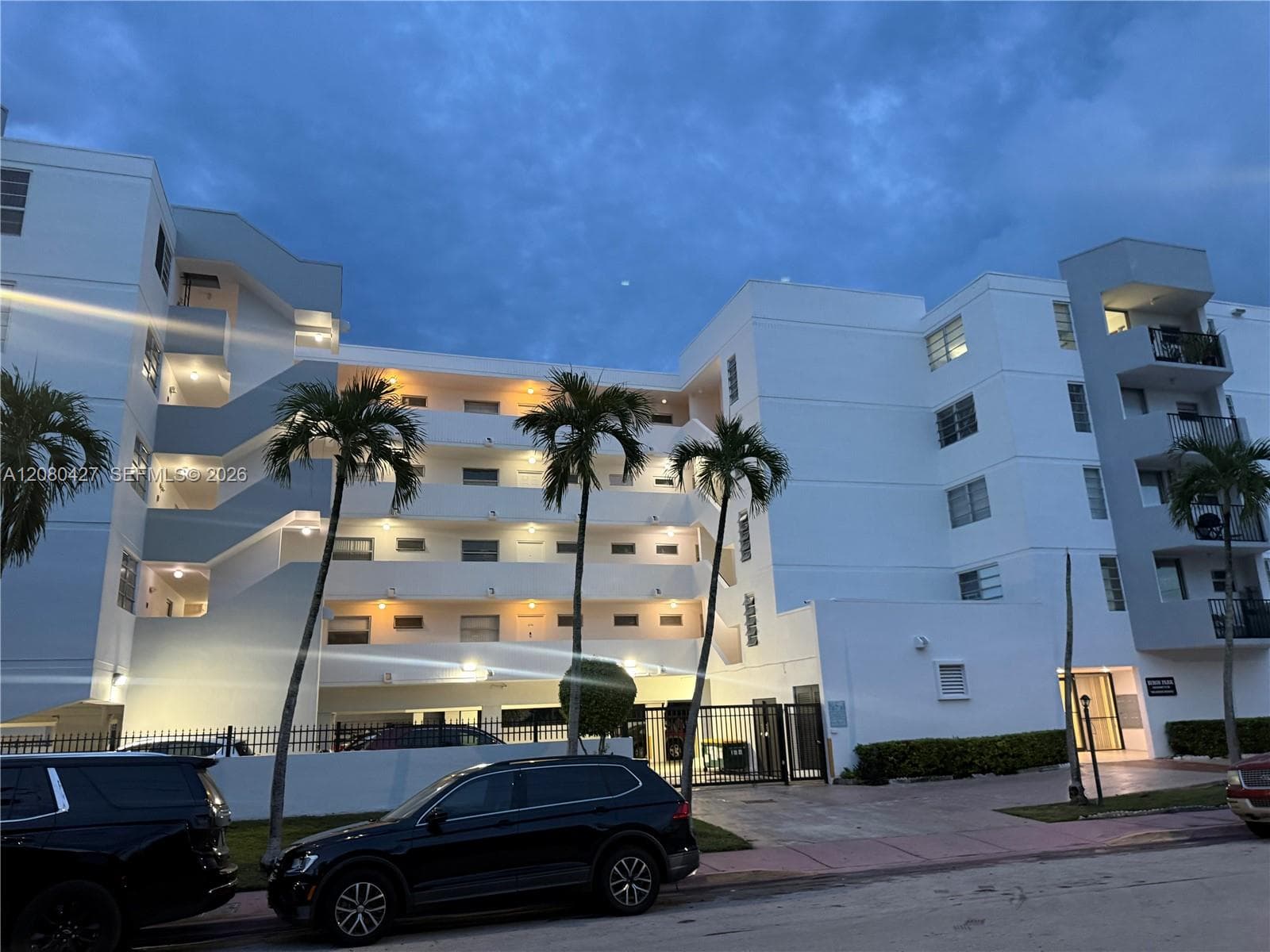 BYRON PARK CONDO · #206 in Miami Beach - Photo 4