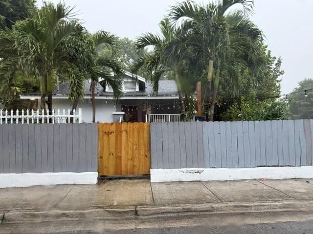 812 NW 29th Ter photo 4