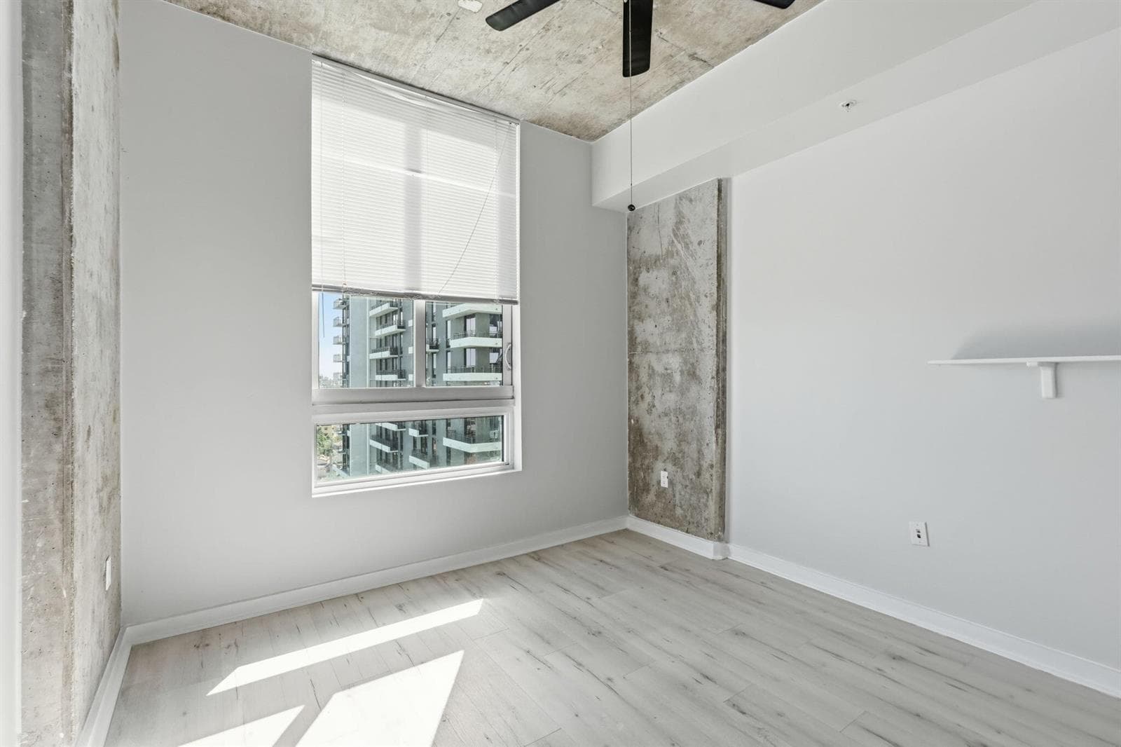 11-web-or-mls-300_S_Australian_Ave_Unit_