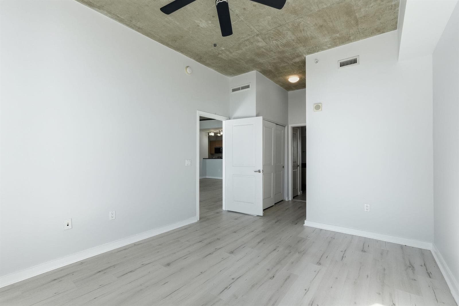 4-web-or-mls-300_S_Australian_Ave_Unit_1