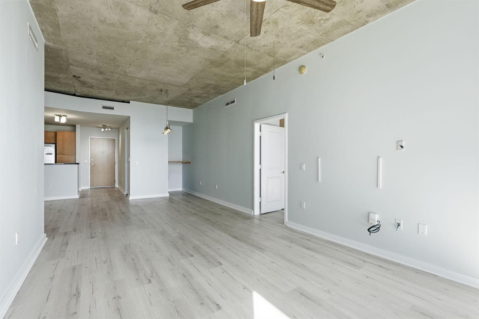 17-web-or-mls-300_S_Australian_Ave_Unit_
