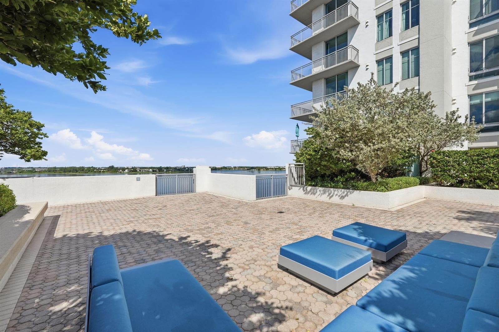 36-web-or-mls-300_S_Australian_Ave_Unit_