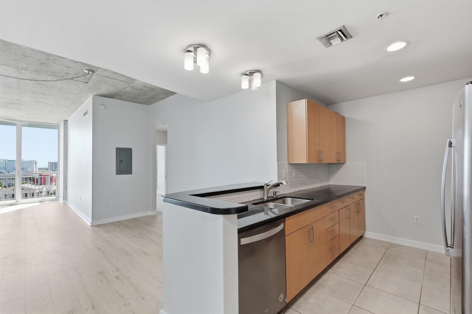 28-web-or-mls-300_S_Australian_Ave_Unit_