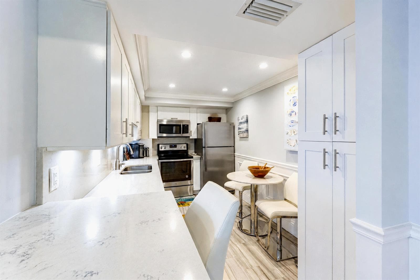 Counter and in Kitchen seating
