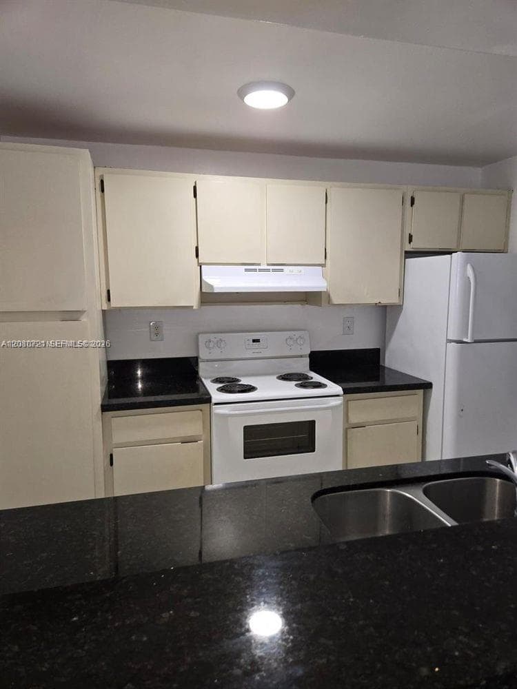 LAS BRISAS@ COUNTRY CLUB · #F205 in Hialeah - Photo 9