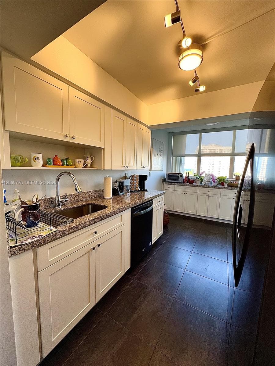 LAKE POINT TOWER CONDO · #806 in Hallandale Beach - Photo 23