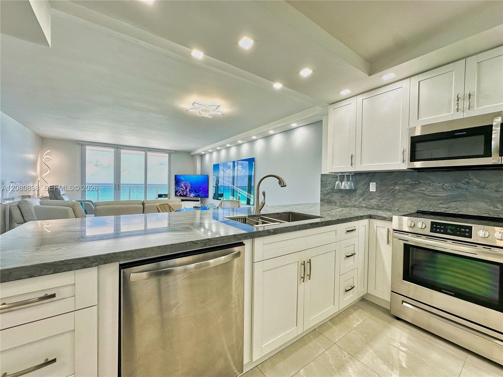 ARLEN BEACH CONDO · #908 in Miami Beach - Photo 8