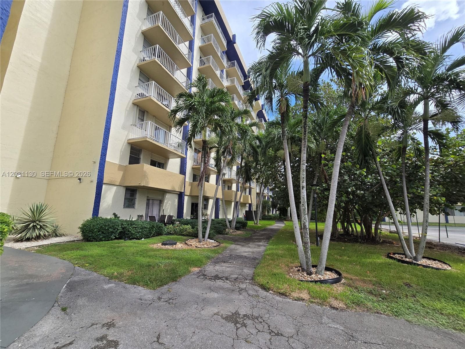 YOLANDA VILLAS CONDO · #310E in Miami - Photo 17
