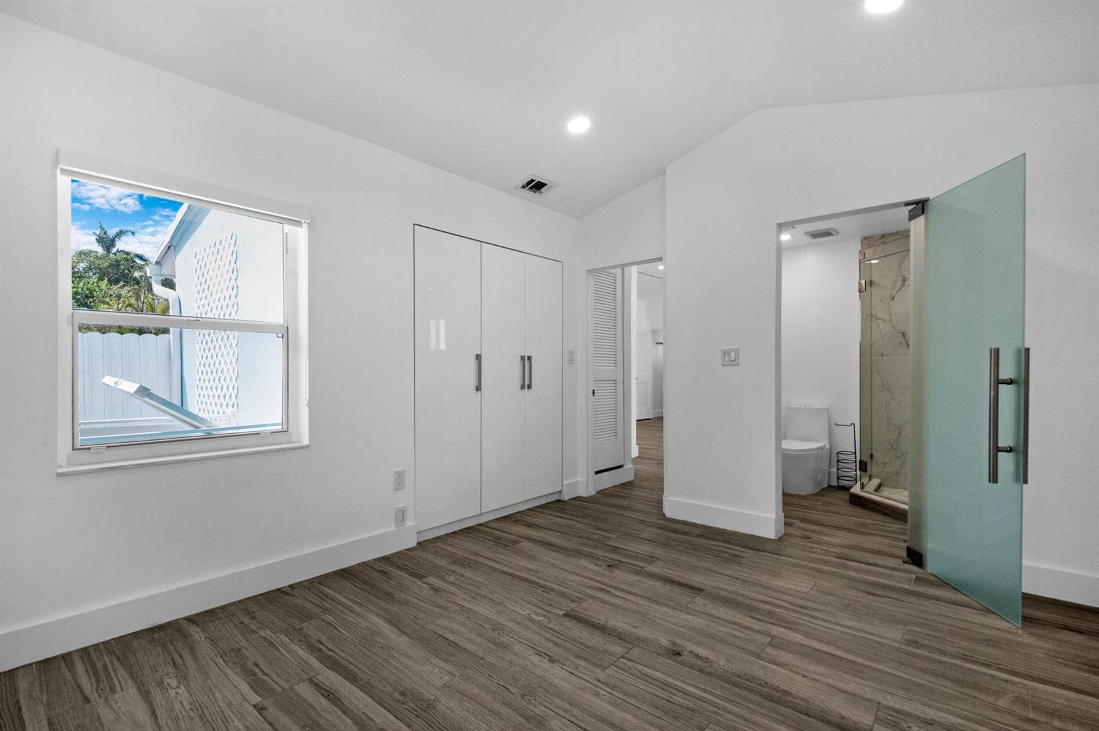 accutour_01 245-sw-20th-st -012