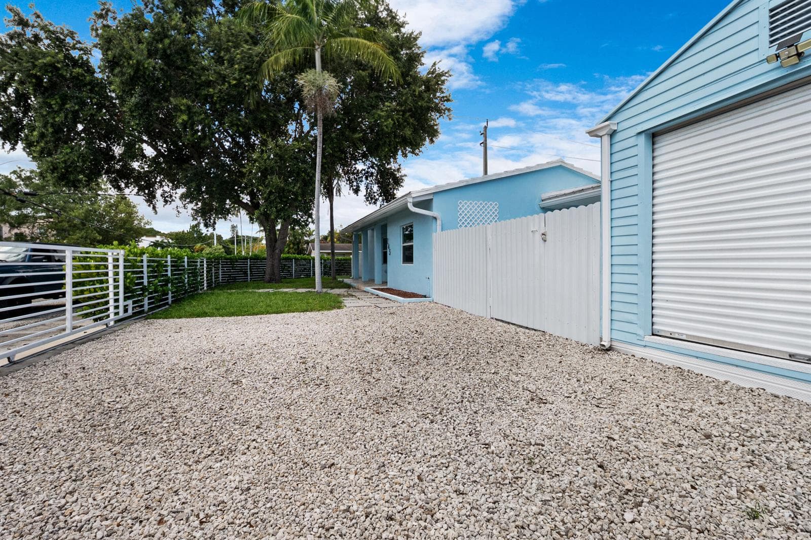accutour_01 245-sw-20th-st -021