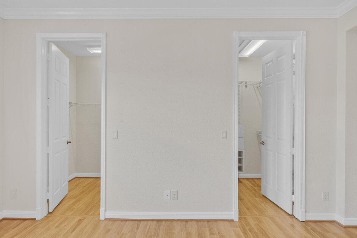 24 His and Her Closets (1)