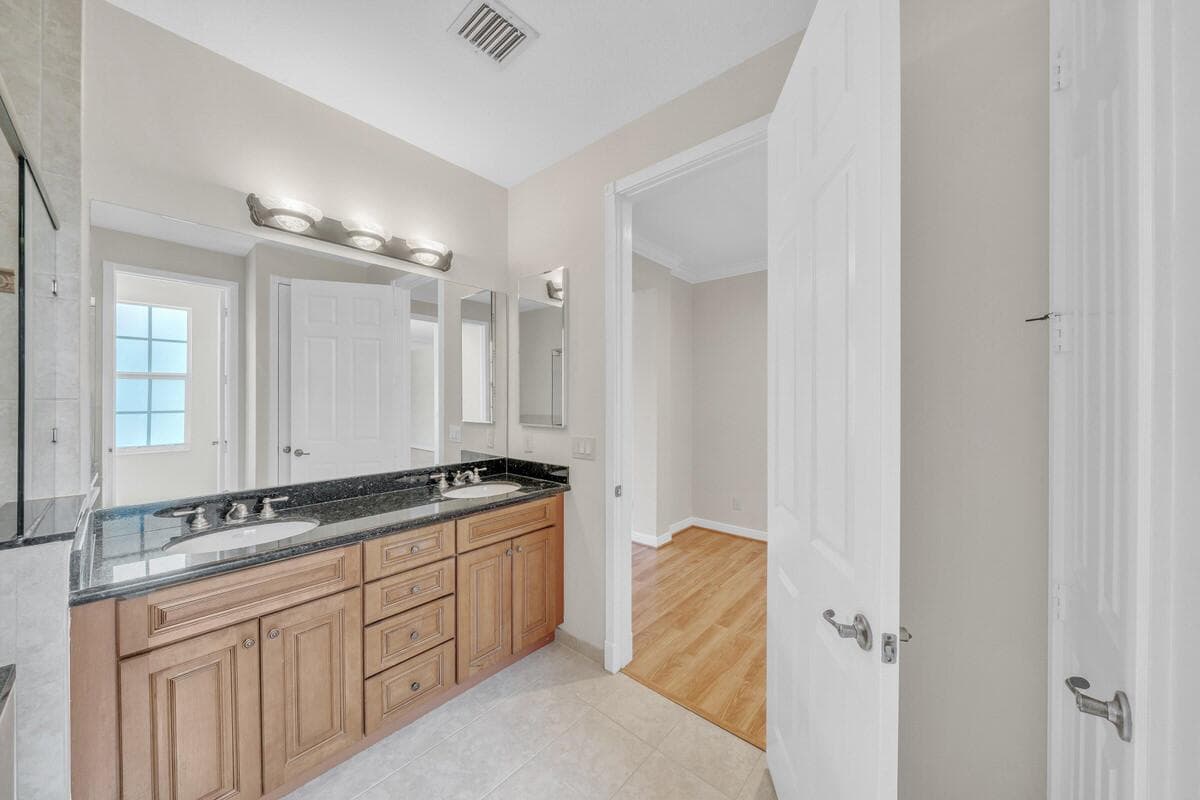 25 Primary Bathroom (5)