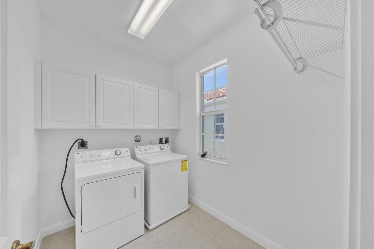 17 Laundry Room (2)