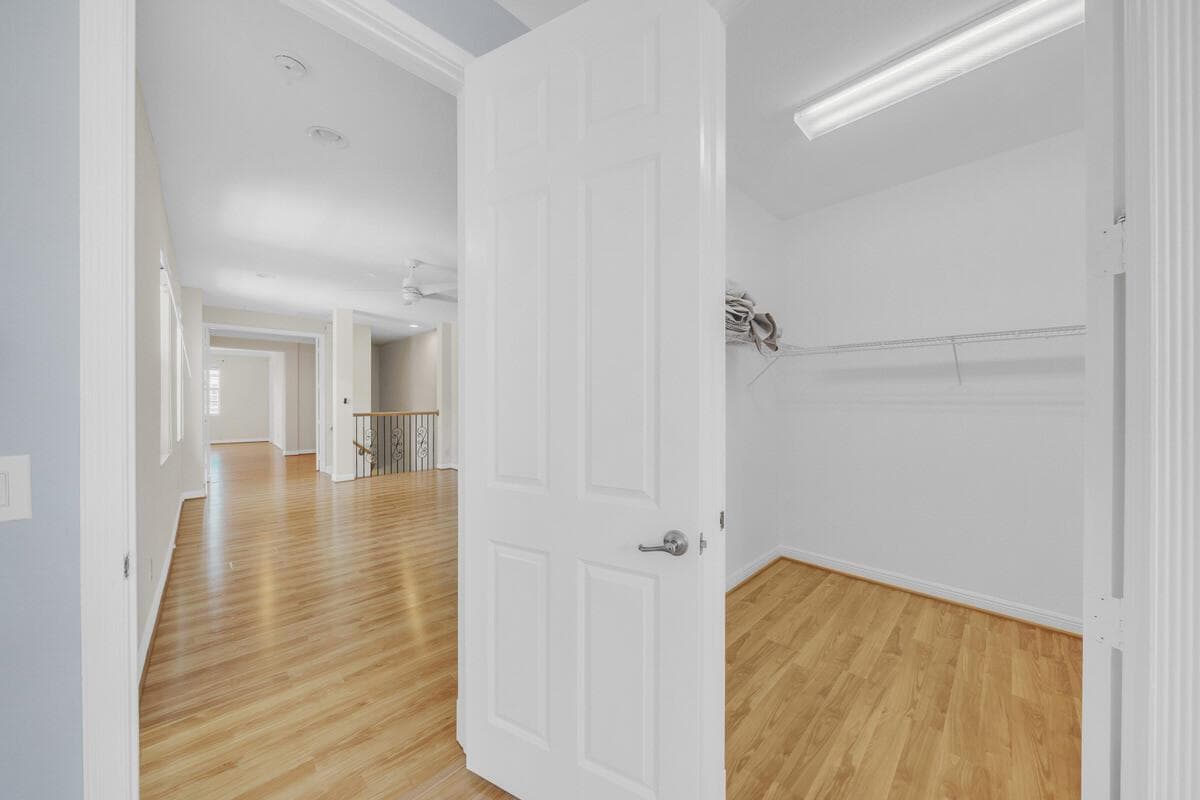 21 Guest Closet (1)