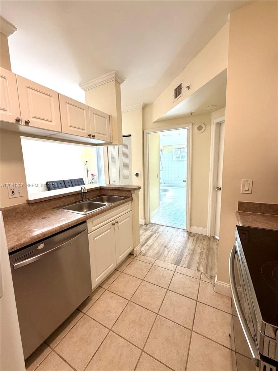 Porto Bellagio · #2419 in Sunny Isles Beach - Photo 8