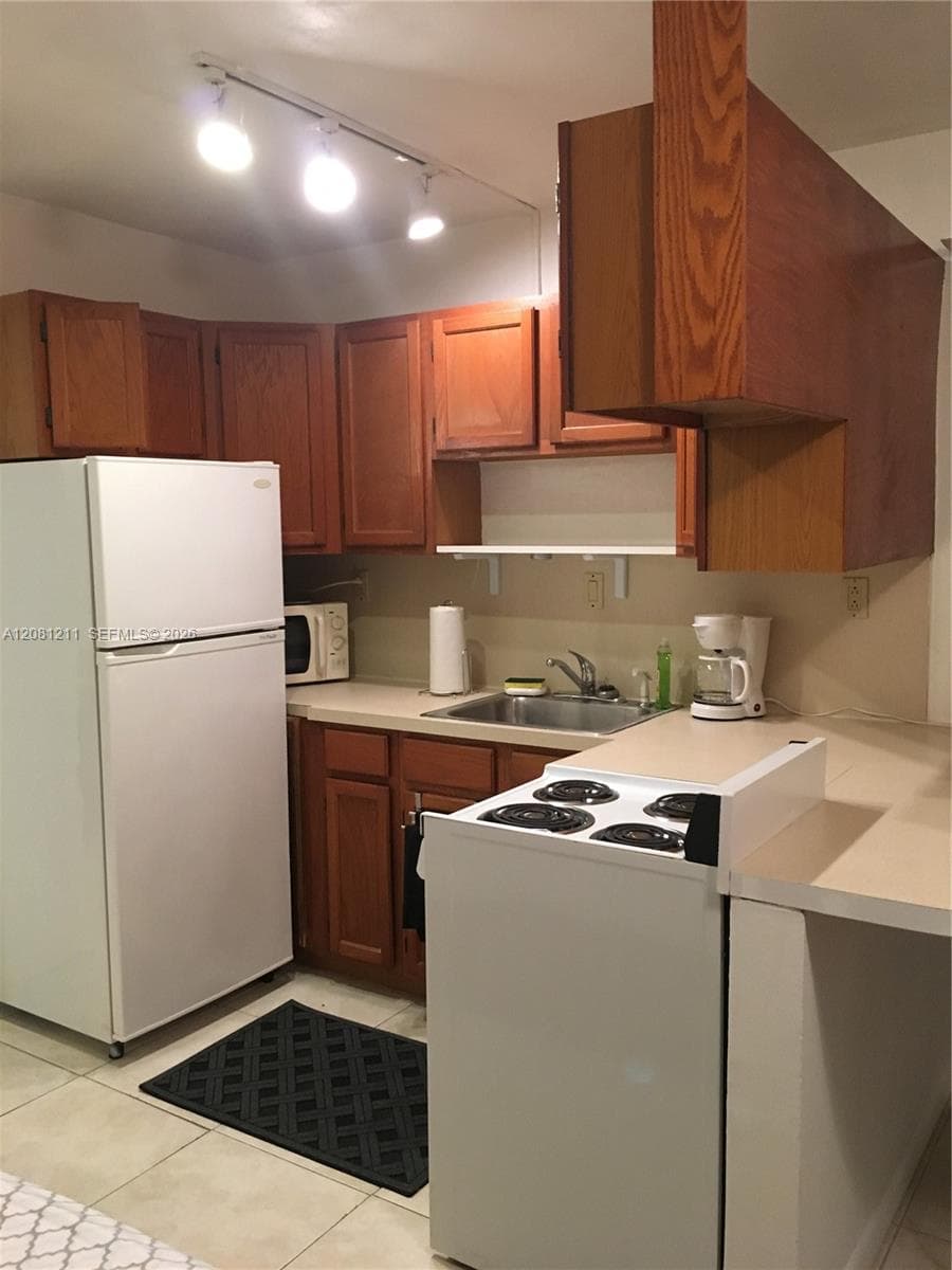 INTERNATIONAL STUDIO APT · #218 in Lauderdale By The Sea - Photo 14