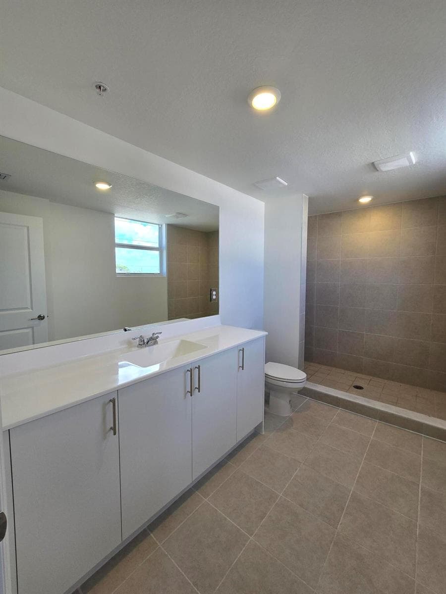 Bathroom (masterbed)