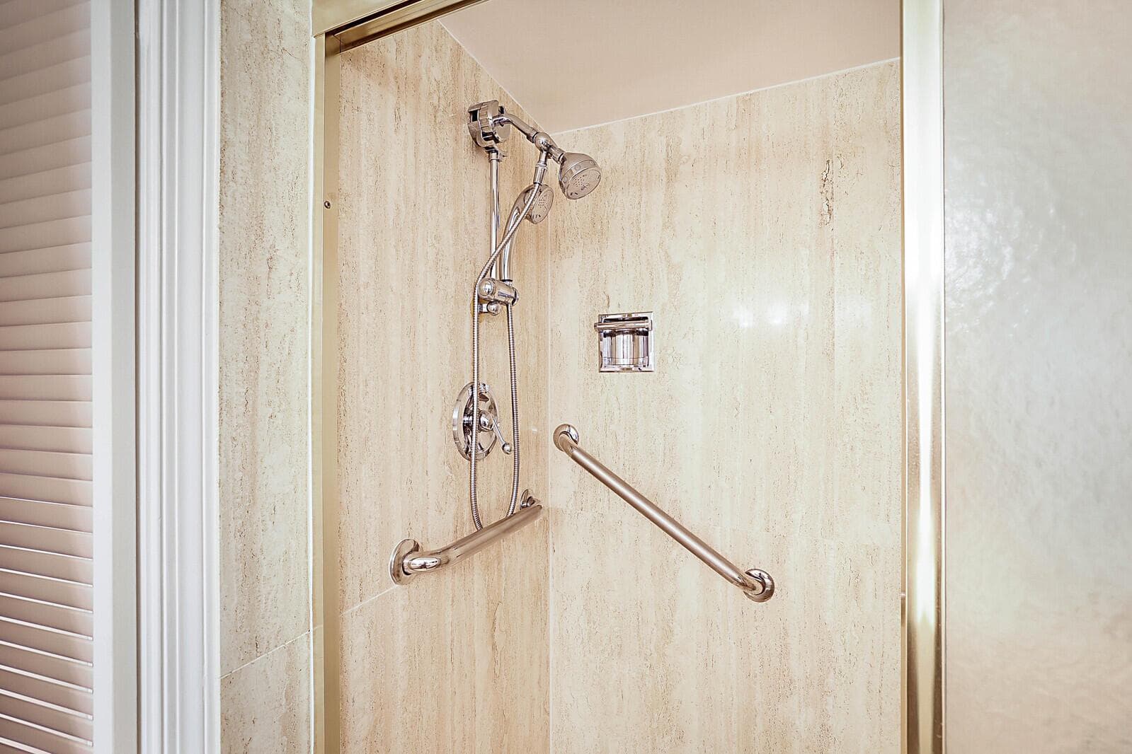 28_700_NE_Harbour_Terrace_Unit_23128_mls