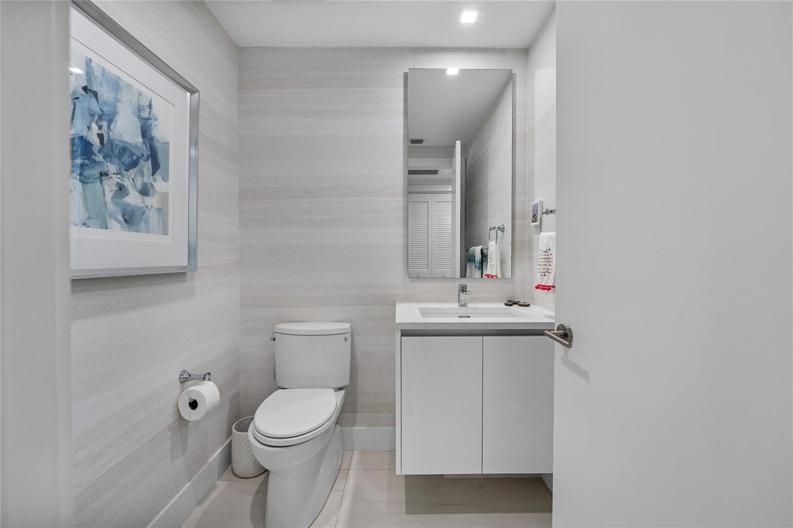Guest 1/2 bath