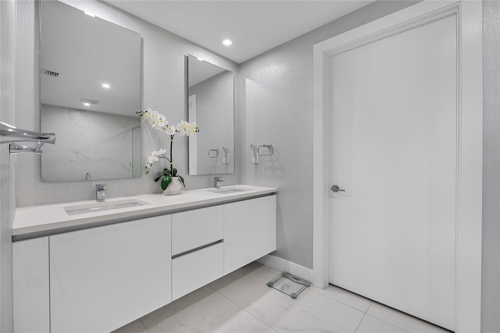 Primary Bath w/ double vanities