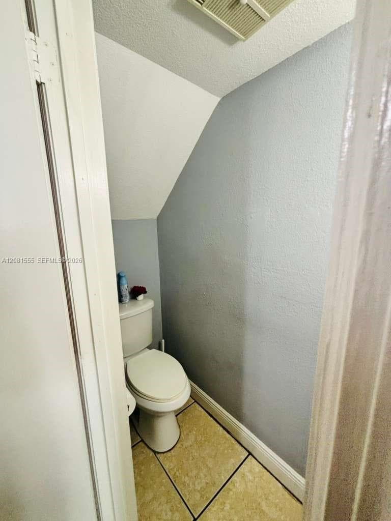 VISTA DEL LAGO CONDO V · #45 in Hialeah - Photo 6