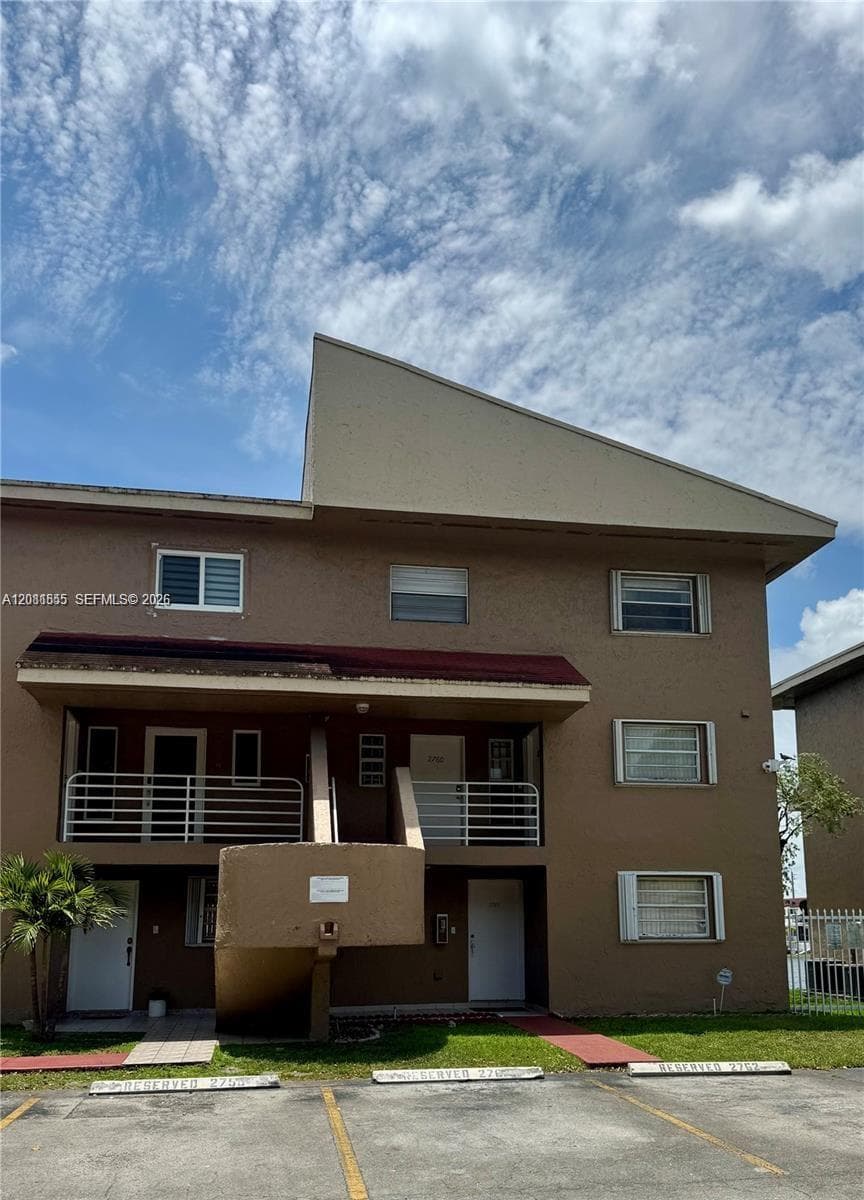 VISTA DEL LAGO CONDO V · #45 in Hialeah - Photo 9