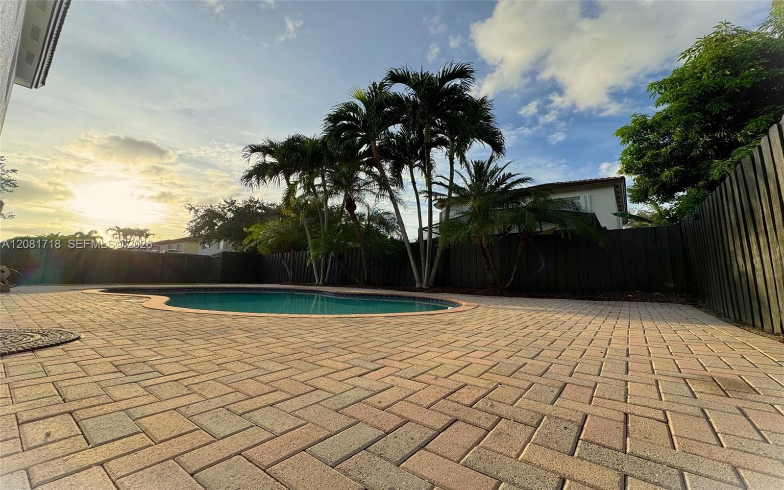 15813 SW 140th St photo 4