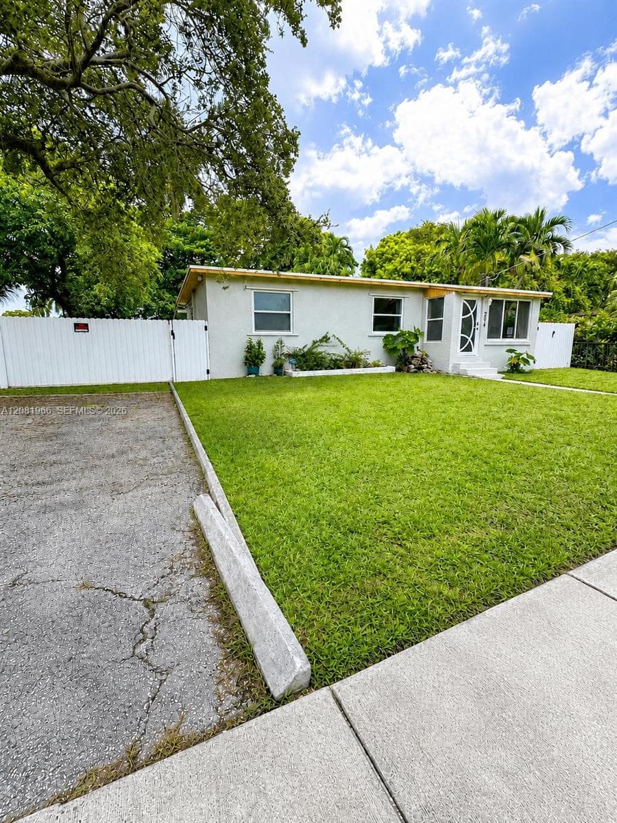 204 SW 7th Ave photo 3