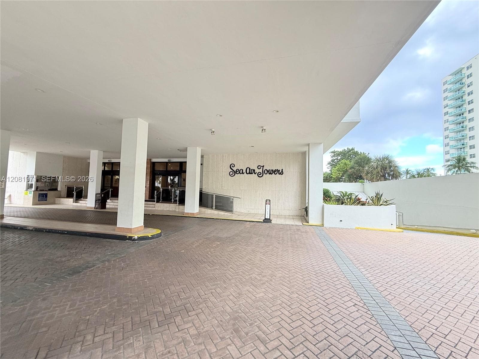 SEA AIR TOWERS CONDO · #423 in Hollywood - Photo 1