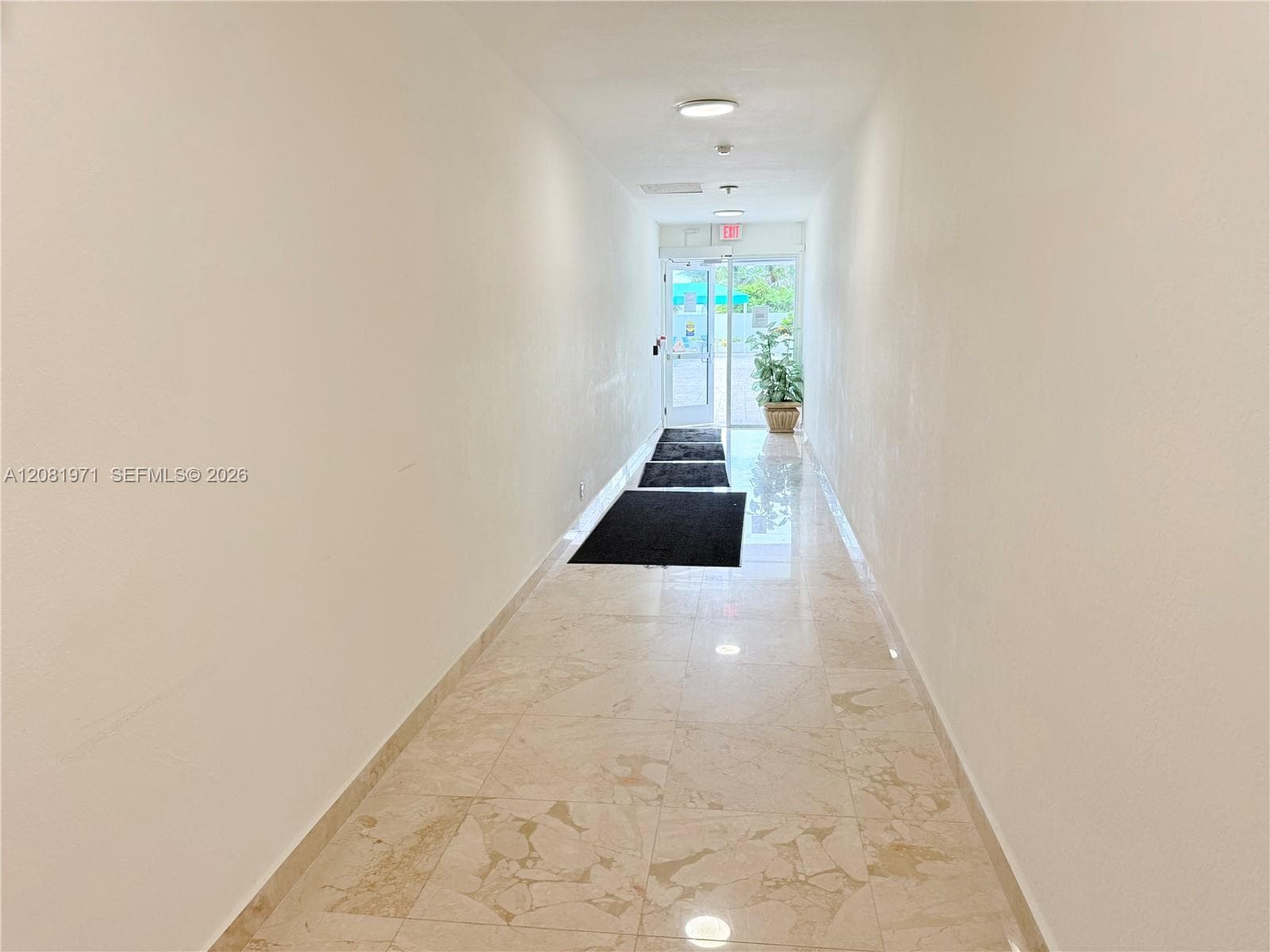 SEA AIR TOWERS CONDO · #423 in Hollywood - Photo 37