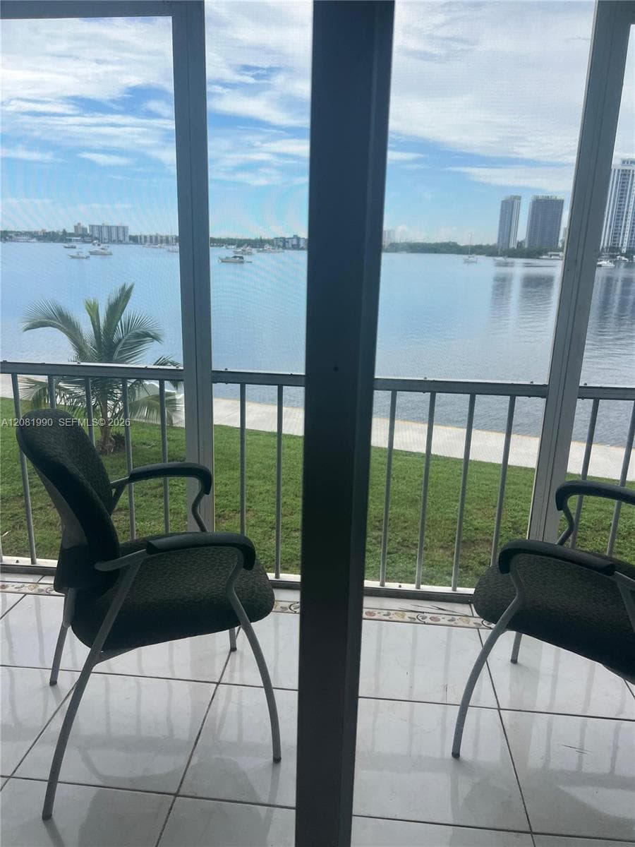 Point east · #N211 in Aventura - Photo 8