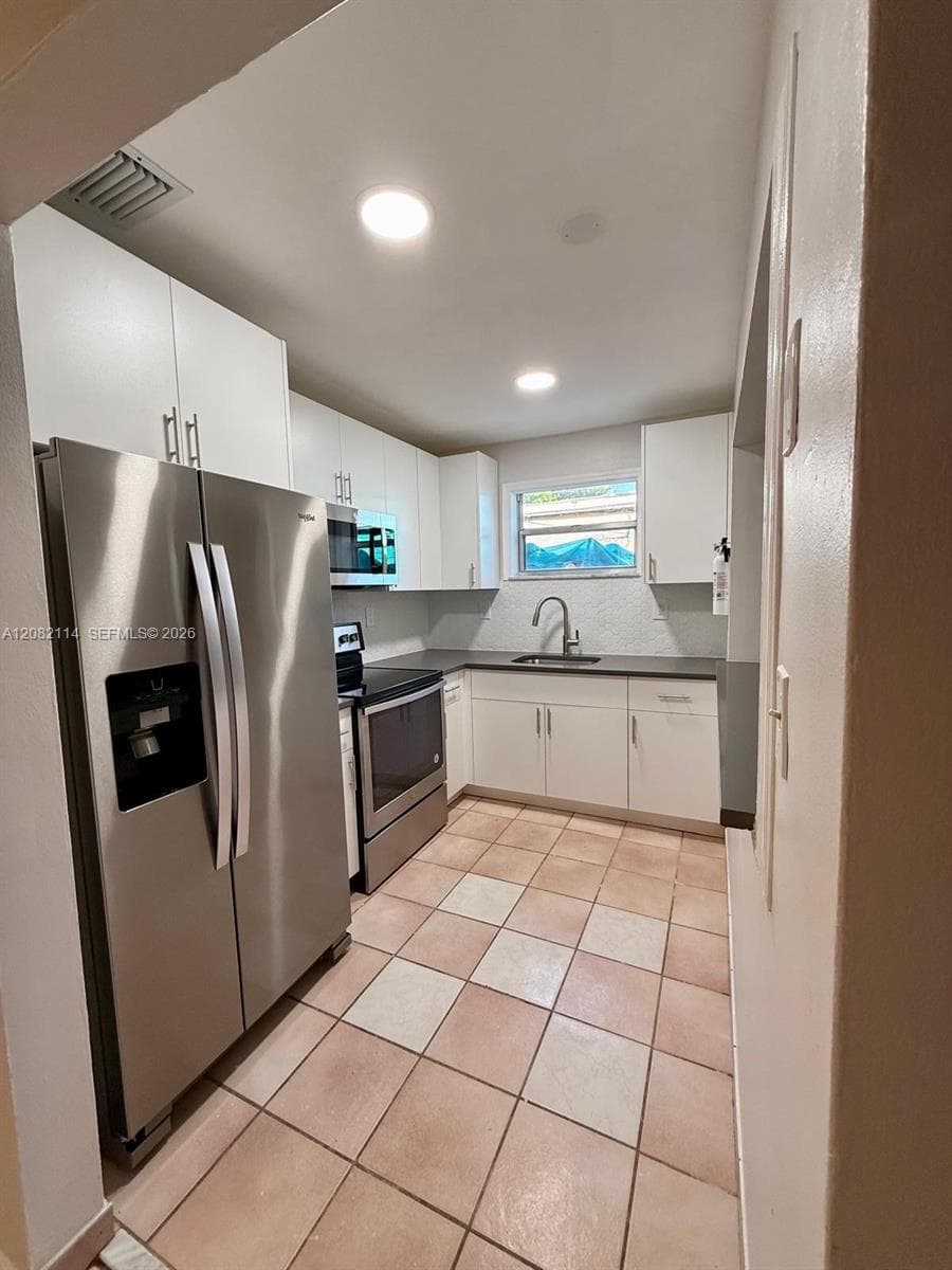 2433 SW 11th St photo 1
