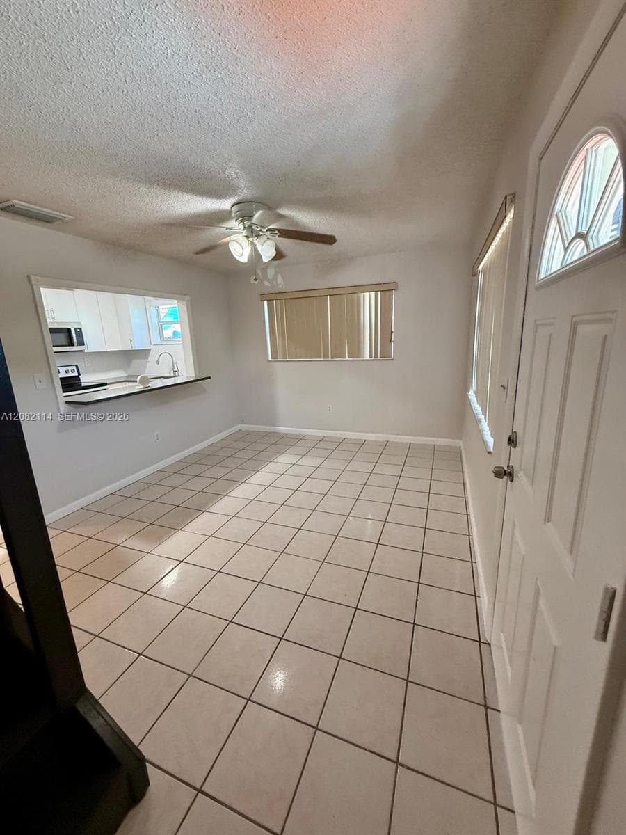 2433 SW 11th St photo 4