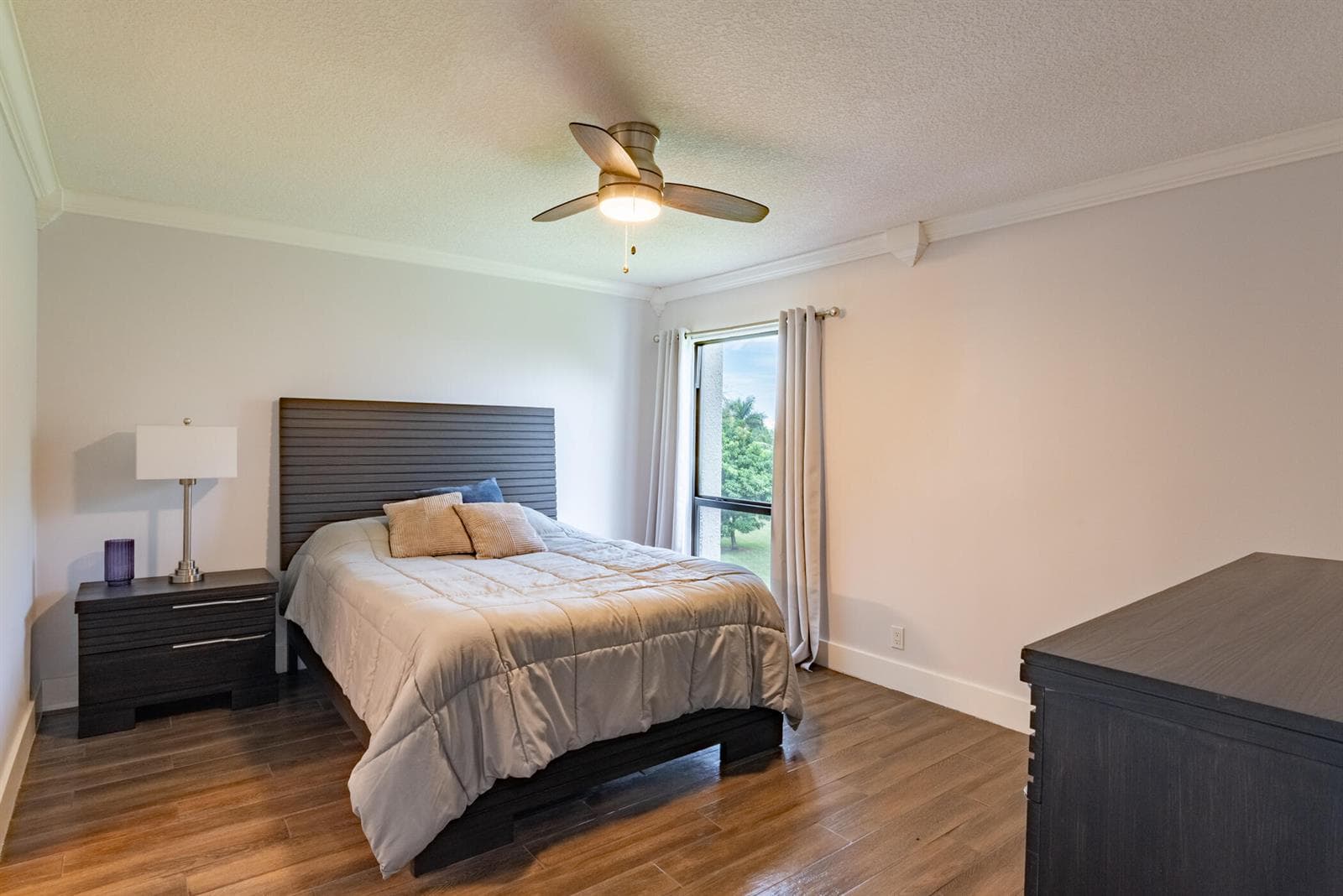 © Clark- 2500 Presidential Way 304-021