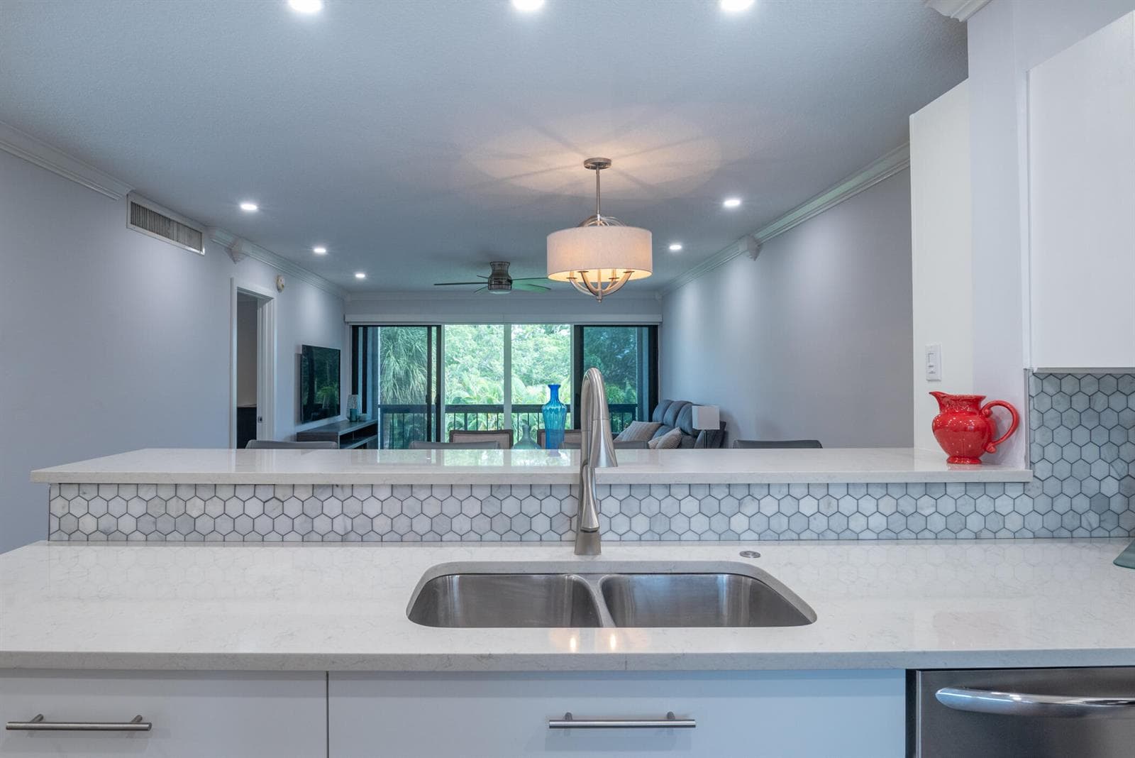 © Clark- 2500 Presidential Way 304-011