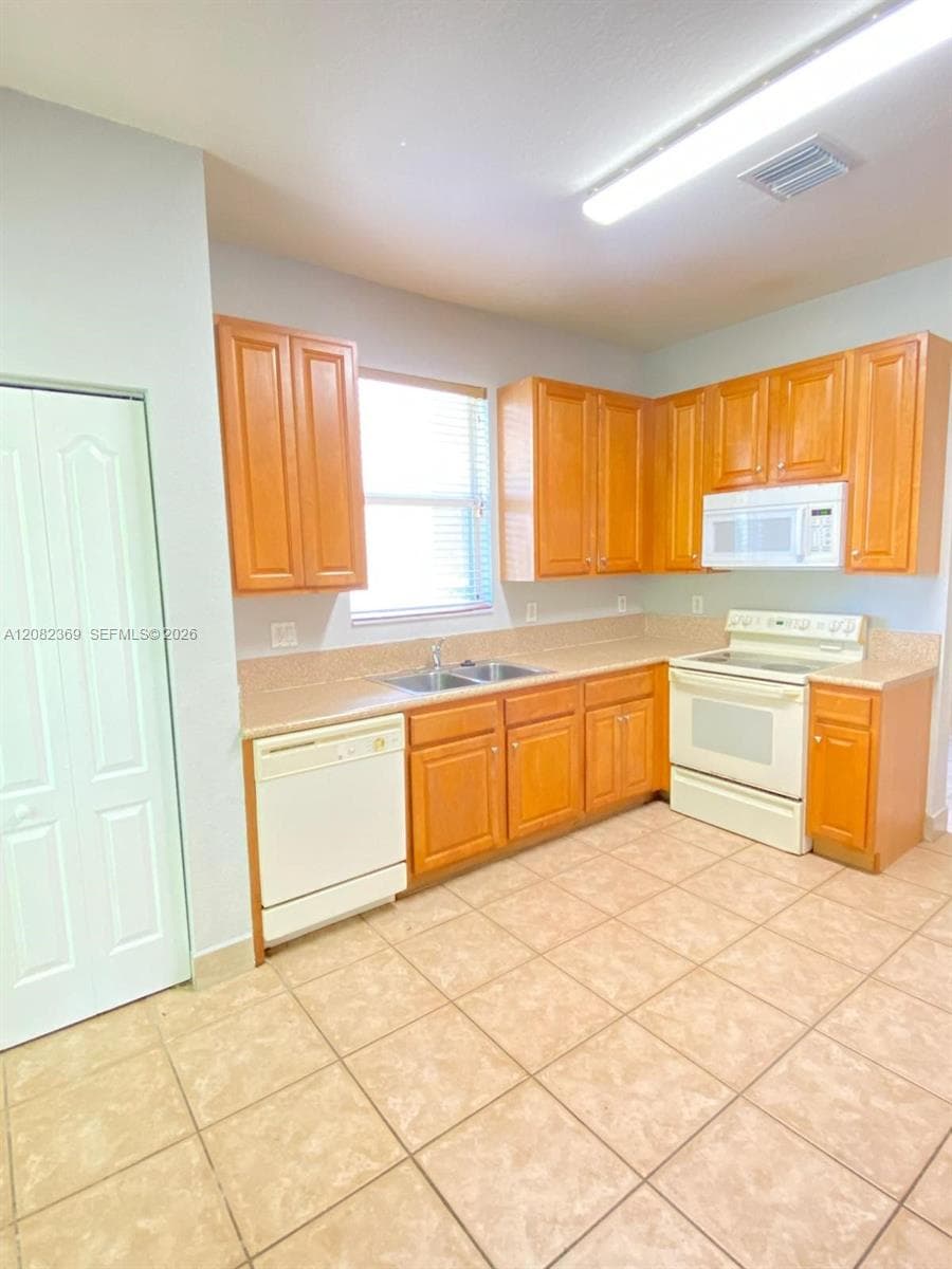 2302 NE 37th Ter #2302 photo 4