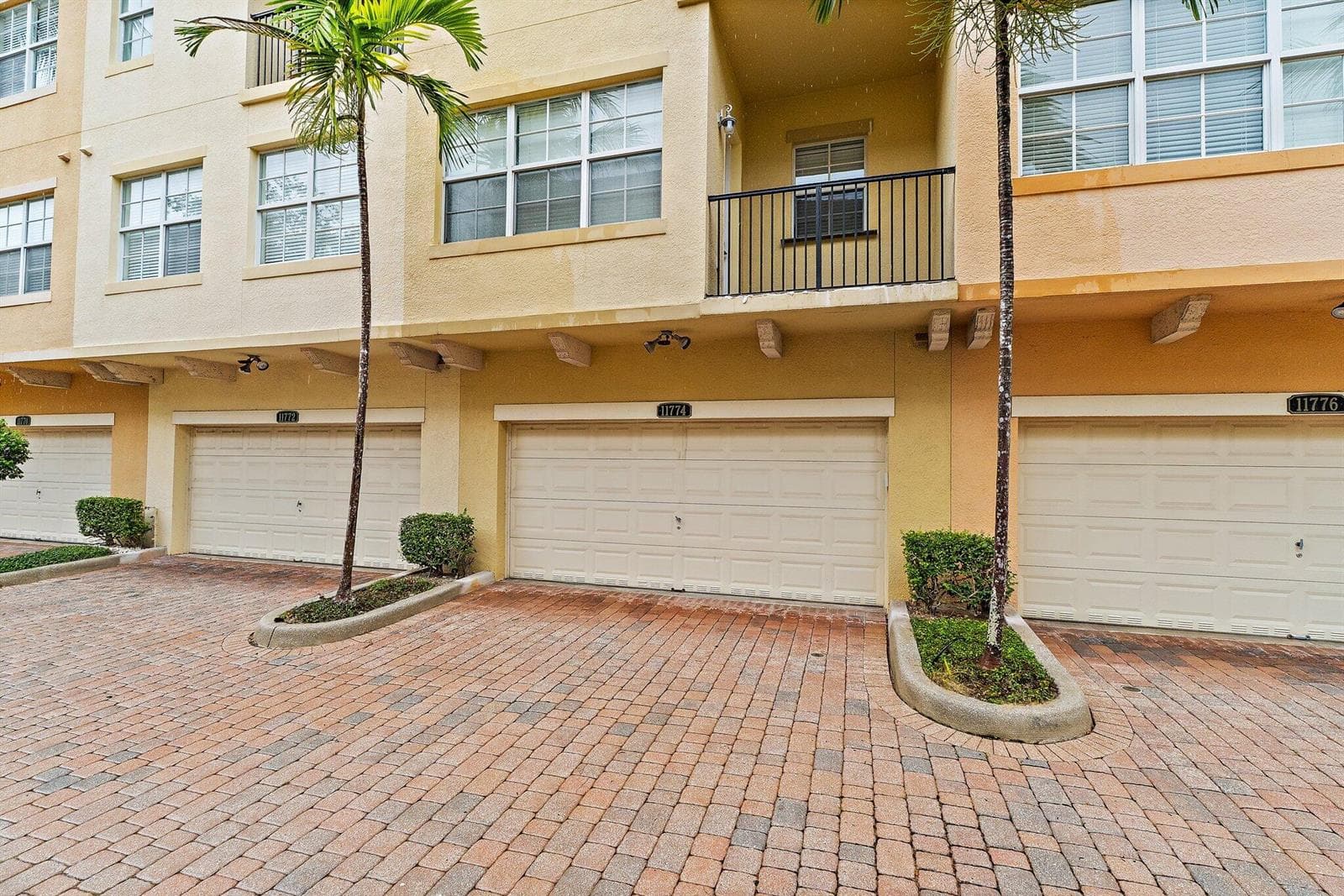 051-11774ValenciaGardensAve-PalmBeachGar