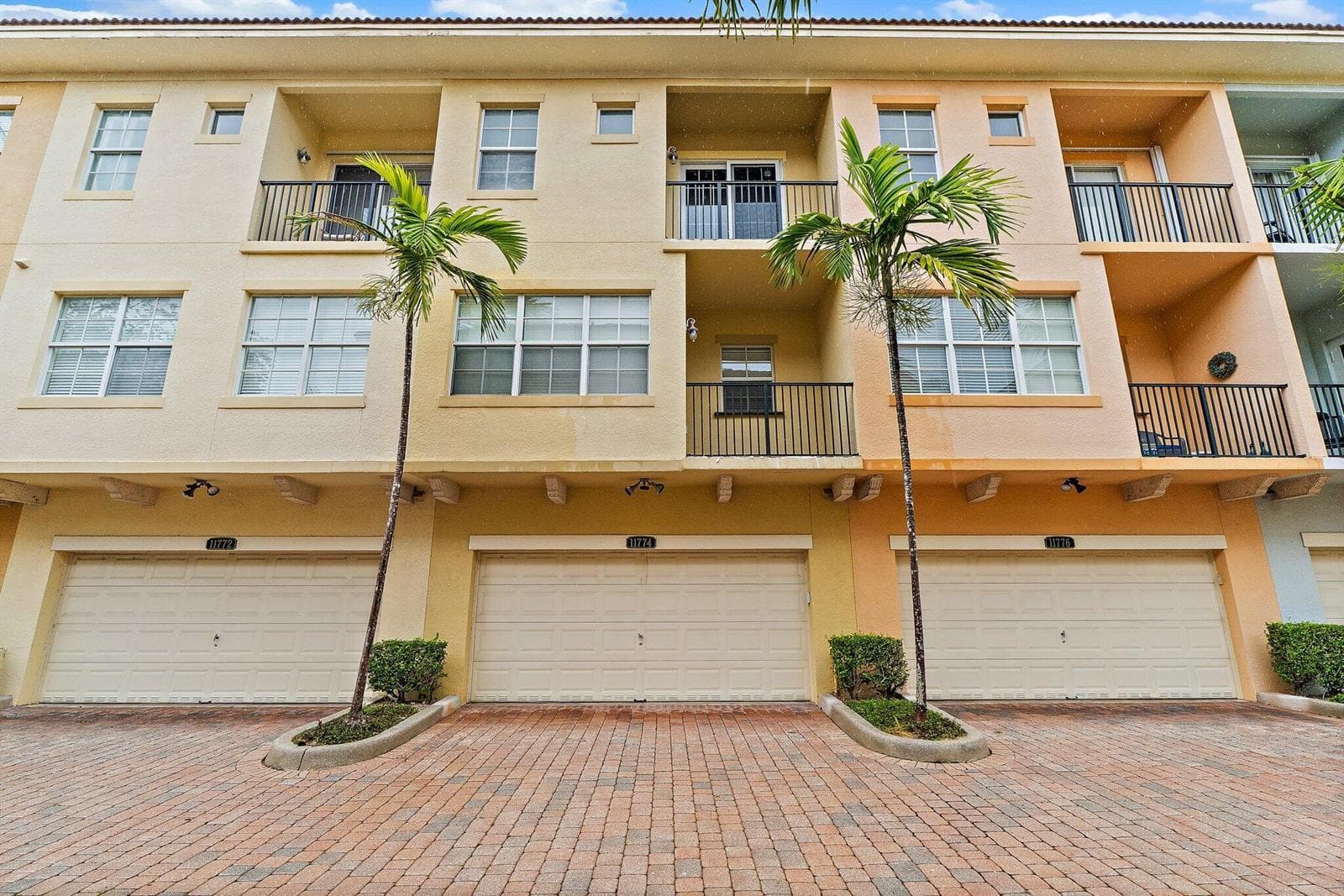 052-11774ValenciaGardensAve-PalmBeachGar