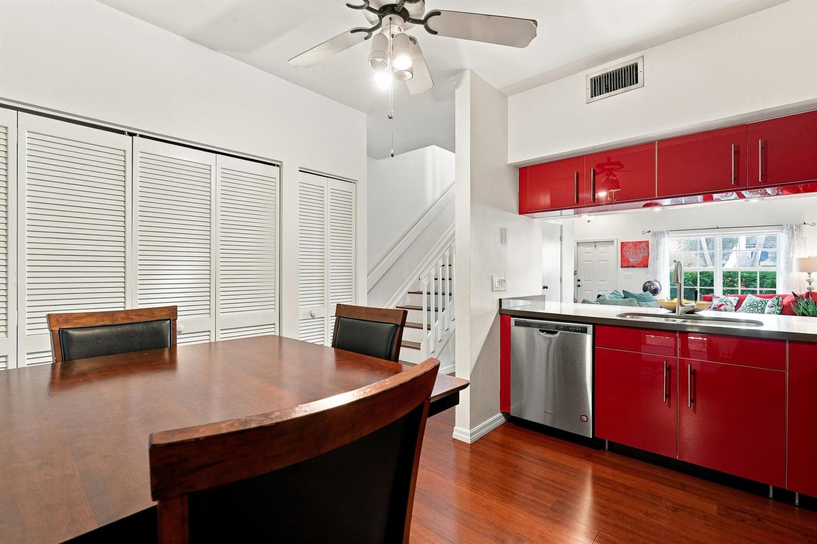 Eat-In Kitchen W/ Laundry