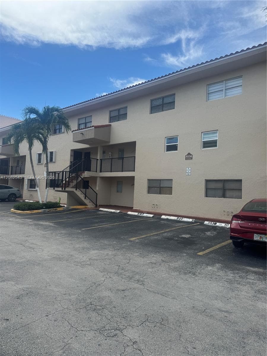 VISTA ALEGRE TOWNHOMES CO · #210 in Hialeah - Photo 4