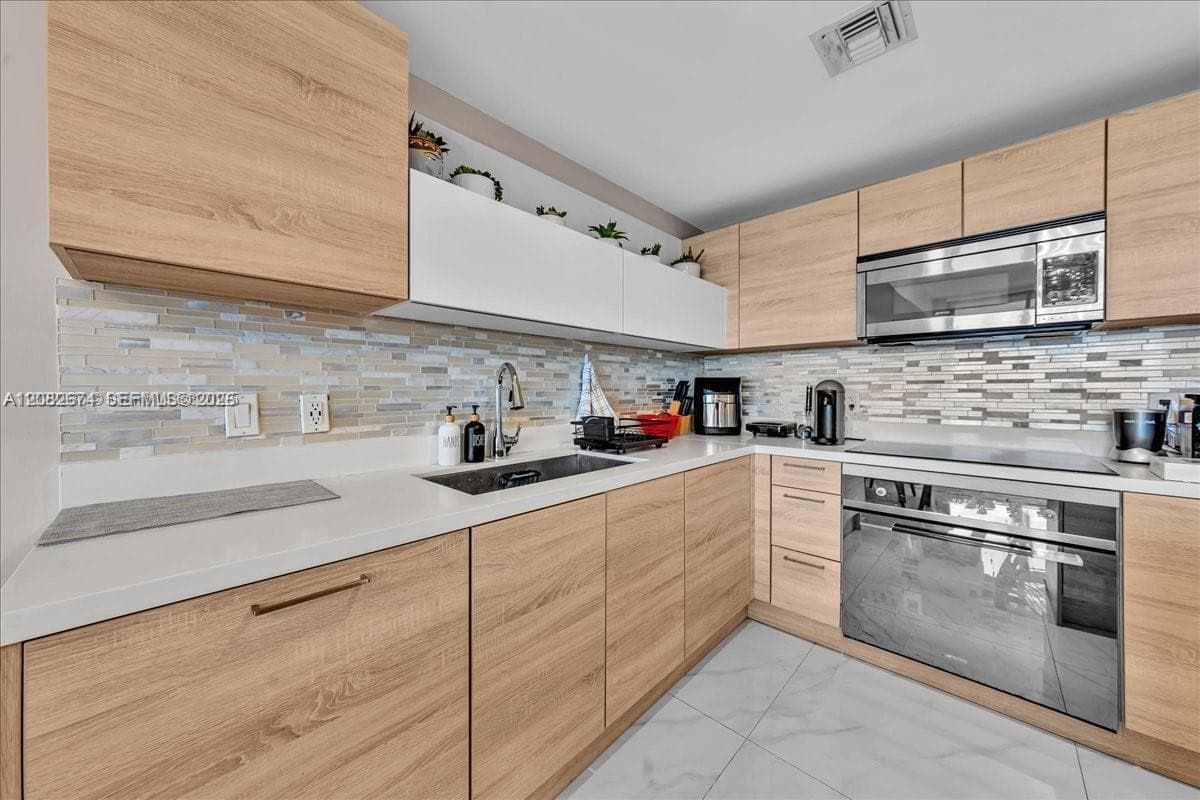 THE HARBOUR NORTH CONDO · #804 in North Miami Beach - Photo 4