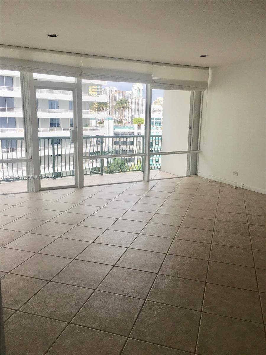 BRICKELL BAY TOWER CONDO · #912 in Miami - Photo 7