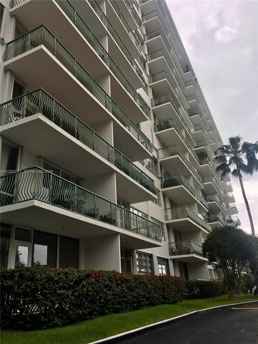 BRICKELL BAY TOWER CONDO · #912 in Miami - Photo 1